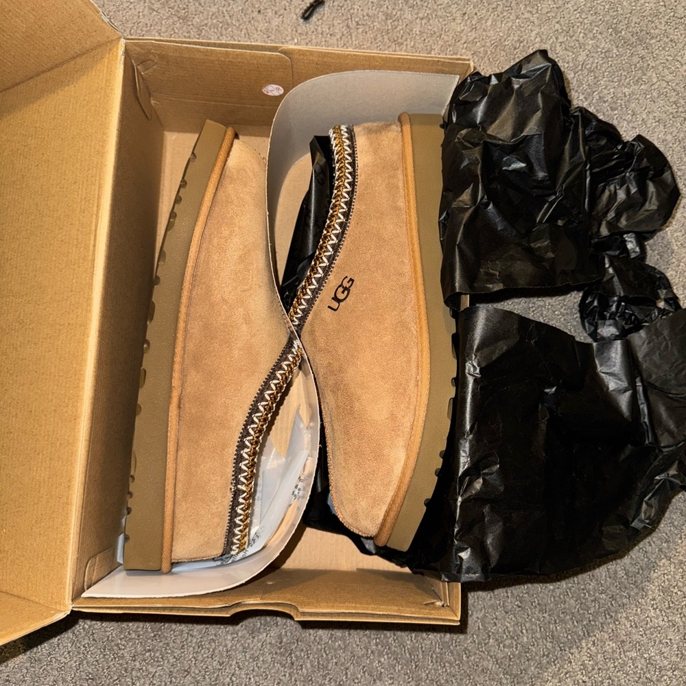 Ugg - Picture 2 of 7